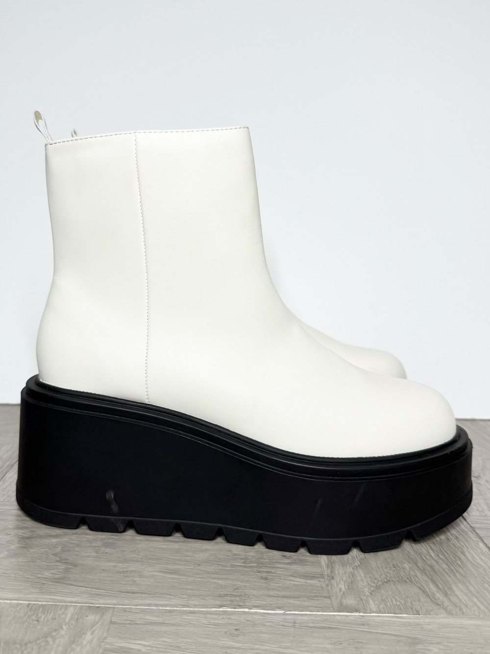 BP Milo White Black Wedge Boot 8M